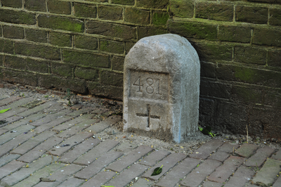 900810 Afbeelding van een hardstenen paaltje (grenssteen? eigendomssteen?) met een kruis en het nummer 481 in de ...